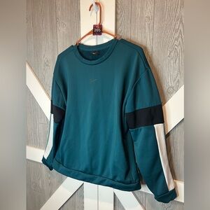 265. Women's Nike Therma Fleece Top Pullover Small